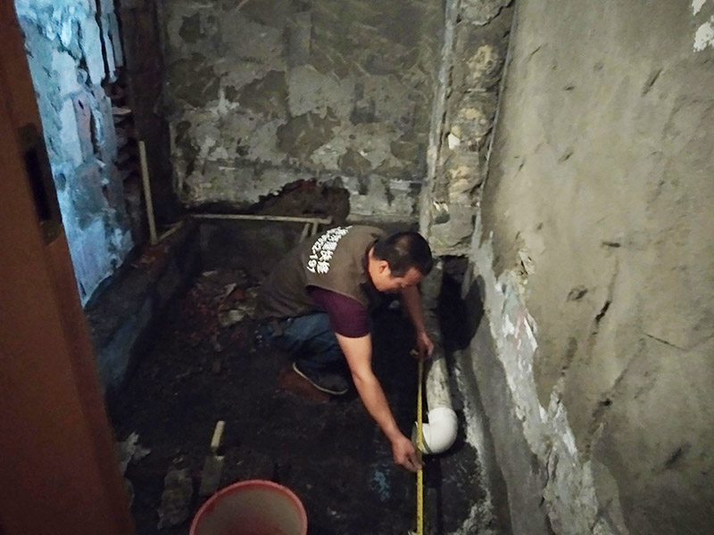 廁所水管改造：衛生間下水管道的改造在現在一般的商品房中實施可能不大，因為沒有沉箱的位置，一般都是自建房當中進行下水改造，可行的辦法就是通過改變沉箱的位置或者是對下水管道的位置進行局部的抬高。 下水管道的長度不應該太多長，因為會容易引發堵塞，在日后的使用中如果出現問題維修起來也比較麻煩。 衛生間的下水管道改造工程進行的差不讀的時候可以進行試水，看一下水流是否能夠順暢，如果沒有什么問題的話就可以在水管上鋪設上水泥和地磚來保護水管。