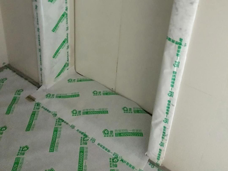 別墅全屋翻新保護：在施工過程中，有些分項、分部工程已經完成，其他工程尚在施工，或者某些部位已經完成，其他部位正在施工，如果對已完成的 成品，不采取妥善的措施加以 保護，就會造成損傷，影響質量。這樣，不僅會增加修補工作量，浪費工料，拖延工期；更嚴重的是有的損傷難以恢復到原料，成為永久性的缺陷。因此，搞好成品保護，是一項關系到確保工程質量、降低工程成本，按期竣工的重要環節