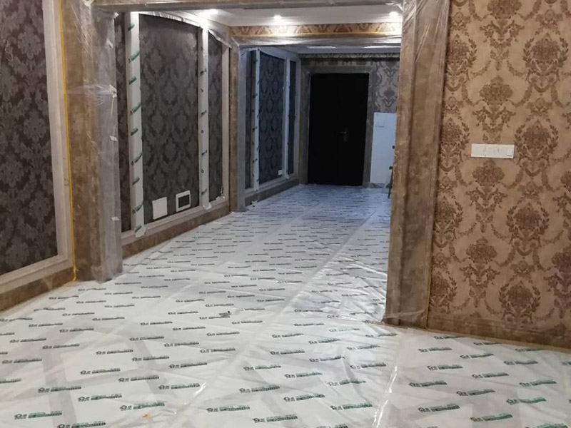 別墅全屋翻新保護：在施工過程中，有些分項、分部工程已經完成，其他工程尚在施工，或者某些部位已經完成，其他部位正在施工，如果對已完成的 成品，不采取妥善的措施加以 保護，就會造成損傷，影響質量。這樣，不僅會增加修補工作量，浪費工料，拖延工期；更嚴重的是有的損傷難以恢復到原料，成為永久性的缺陷。因此，搞好成品保護，是一項關系到確保工程質量、降低工程成本，按期竣工的重要環節