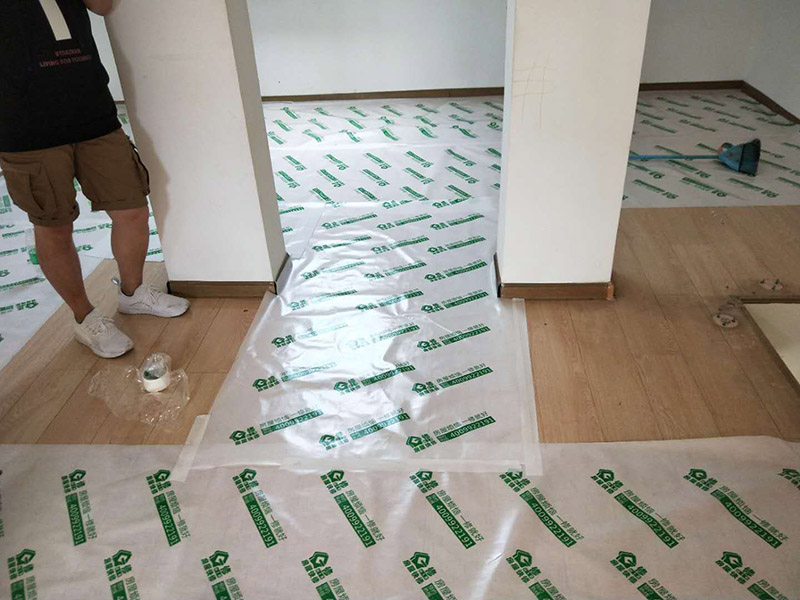 地面保護材料進場：一、入戶門的保護 各種裝修物料的進場以及各種建筑裝修垃圾的清理，都會經過入戶門，這些物品在搬運的過程中，與入戶門發生磕碰、摩擦的機率大大增加，所以，第一個需要做好成品保護的地方就是我們的入戶門。建議:在裝修開工前直到家具進場期間，都需要對入戶門進行保護!對于這一點，可以使用成品保護膜將門包裹。 二、瓷磚、地板的鋪貼保護 --保護膜的貼法 瓷磚、地板的鋪裝，也屬于基礎裝修的部分，經常發現瓷磚施工時和施工后都沒有做成品保護工作，具體的表現有:瓷磚邊鋪邊勾縫、在剛鋪的瓷磚、地板上堆放雜物、剛鋪的瓷磚就在上面走動踩踏、地面瓷磚、地板沒有使用成品保護膜覆蓋等，這些都會影響瓷磚的鋪貼效果，造成瓷磚的施工質量問題。