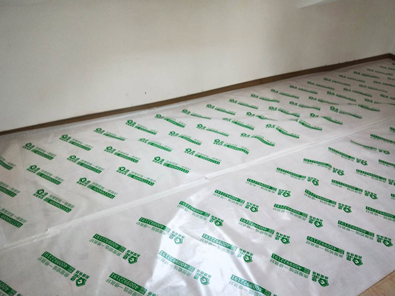 地面保護材料進場：一、入戶門的保護 各種裝修物料的進場以及各種建筑裝修垃圾的清理，都會經過入戶門，這些物品在搬運的過程中，與入戶門發生磕碰、摩擦的機率大大增加，所以，第一個需要做好成品保護的地方就是我們的入戶門。建議:在裝修開工前直到家具進場期間，都需要對入戶門進行保護!對于這一點，可以使用成品保護膜將門包裹。 二、瓷磚、地板的鋪貼保護 --保護膜的貼法 瓷磚、地板的鋪裝，也屬于基礎裝修的部分，經常發現瓷磚施工時和施工后都沒有做成品保護工作，具體的表現有:瓷磚邊鋪邊勾縫、在剛鋪的瓷磚、地板上堆放雜物、剛鋪的瓷磚就在上面走動踩踏、地面瓷磚、地板沒有使用成品保護膜覆蓋等，這些都會影響瓷磚的鋪貼效果，造成瓷磚的施工質量問題。