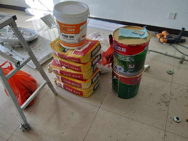 地面保護材料進場：一、入戶門的保護 各種裝修物料的進場以及各種建筑裝修垃圾的清理，都會經過入戶門，這些物品在搬運的過程中，與入戶門發生磕碰、摩擦的機率大大增加，所以，第一個需要做好成品保護的地方就是我們的入戶門。建議:在裝修開工前直到家具進場期間，都需要對入戶門進行保護!對于這一點，可以使用成品保護膜將門包裹。 二、瓷磚、地板的鋪貼保護 --保護膜的貼法 瓷磚、地板的鋪裝，也屬于基礎裝修的部分，經常發現瓷磚施工時和施工后都沒有做成品保護工作，具體的表現有:瓷磚邊鋪邊勾縫、在剛鋪的瓷磚、地板上堆放雜物、剛鋪的瓷磚就在上面走動踩踏、地面瓷磚、地板沒有使用成品保護膜覆蓋等，這些都會影響瓷磚的鋪貼效果，造成瓷磚的施工質量問題。
