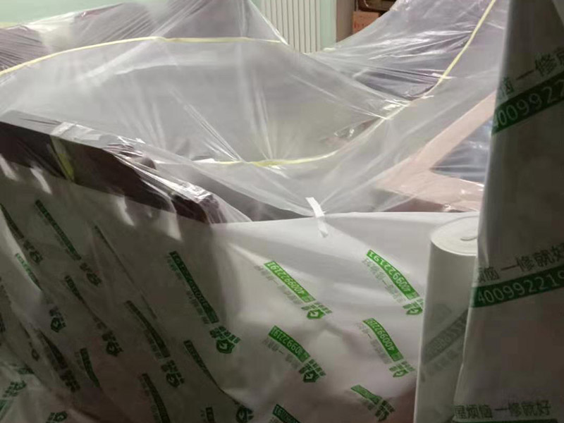 現場家具保護:利用塑料薄膜將業主家的衣柜、榻榻米等家具，都做好了保護工作，避免膩子油漆等材料弄到家具上，對后期的衛生清理帶來麻煩；主要是為了方便施工的，避免在批膩子時，把膩子批到家具上，或者是在噴乳膠漆時，濺到家具上，這樣一來，后面在清理時就麻煩多了；