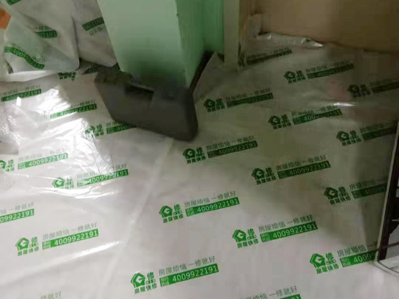 現場家具保護:利用塑料薄膜將業主家的衣柜、榻榻米等家具，都做好了保護工作，避免膩子油漆等材料弄到家具上，對后期的衛生清理帶來麻煩；主要是為了方便施工的，避免在批膩子時，把膩子批到家具上，或者是在噴乳膠漆時，濺到家具上，這樣一來，后面在清理時就麻煩多了；