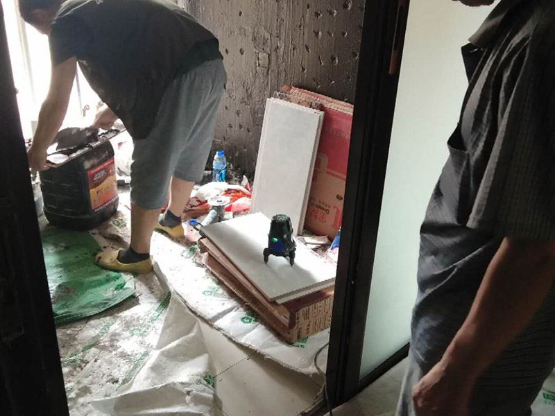 廚房改造維修：拆除。不管是新房舊房，可能都會面臨拆除的問題。如果是舊房改造，就需要首先拆除墻面和地面原有的瓷磚，拆除吊頂，拆除原有的廚具、燈具等;如果是新房想改變原來廚房的格局，也會首先面臨拆墻的任務。 二、水路、電路改造。大多數人都愿意將水路、電路做成暗管，因為比較美觀。水電路隱患工程，所以一定做到安全。三、墻面地面、抹灰找平。地面、墻面拆除后，水泥找平墻地面不平整的位置，這將有利于下一步做防水。四、做防水。水泥干透后，在墻面和地面刷涂防水涂料2到3遍，做24小時試水試驗。