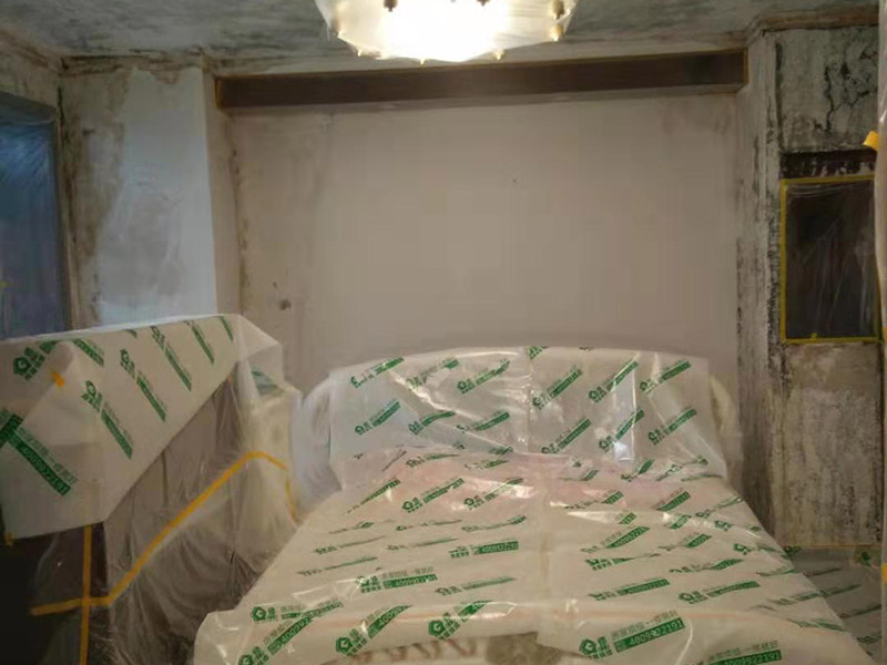復式樓整體保護：各種裝修物料的進場以及各種建筑裝修垃圾的清理，都會經過入戶門，這些物品在搬運的過程中，難免會和入戶門發生磕碰，造成入戶門的磕碰劃傷，所以，第一個需要做好成品保護的地方就是入戶門。做法：在裝修開工前直到家具進場期間，都需要對入戶門進行保護！可以使用成品保護膜將門包裹。 地面瓷磚鋪貼完后，用成品保護膜覆蓋磚面，既可以防止裝修時的沙子磨傷地面，同時也能有效地防止油漆涂料等有色液體滴落磚面，造成地面污染。好處：1.平整美觀；2.不會有泥沙塵土進入瓷磚；3.施工時不會刮花瓷磚；4.時間久了瓷磚依然干凈無塵。 在進行木門、櫥柜、家具等的相關的安裝或組裝的過程中，成品保護主要體現在兩個方面：一是原有的墻面、地面裝飾的保護，盡量避免因為這些安裝工程對已裝的部分造成破壞；二是安裝的物品本身的保護，注意不要在安裝過程中造成磕碰、劃傷等損傷。好處：1.美觀；2.避免后期刮膩子滴到柜子上；3.避免后期安裝碰到，導致油漆脫落和刮痕；4.防塵。