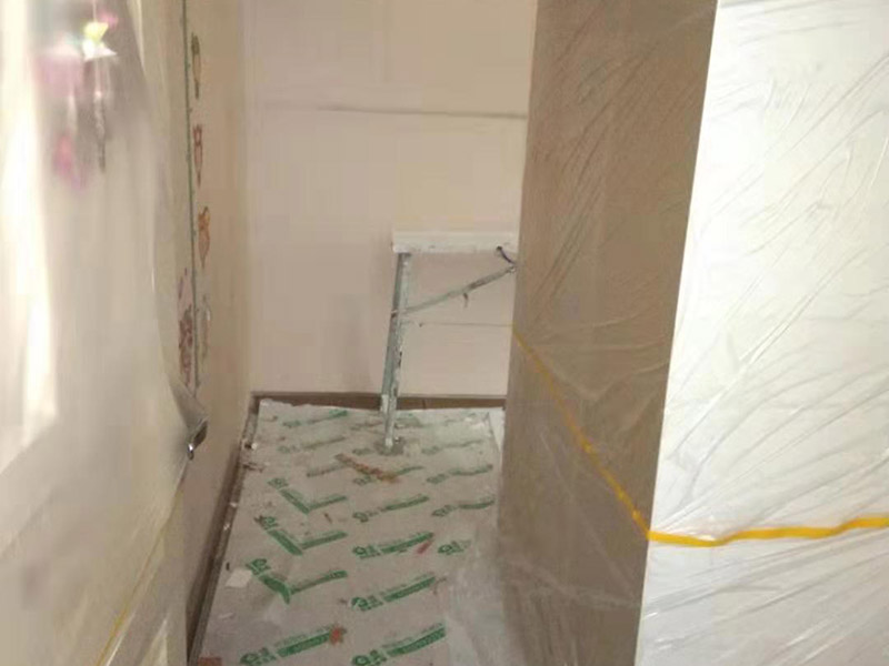 全屋家具成品保護：滿鋪成品瓦楞紙板，再用干凈彩條布滿鋪在普通石膏板上，在彩條布交接處及轉角處用膠帶固定，也可選用木芯板或三夾板。材料選用視上人、車情況而定。 所有成品飾面板在安裝好后必須用PE保護膜覆蓋包起來，所有成品飾面板的陽角位必須用硬質紙護角或泡沫棉進行保護性包裝，防止交被其他施工人員碰撞。 1、入戶門扇用公司統一的門貼進行全面包裹保護，用透明膠帶將保護膜粘貼牢固平整。 2、用標準保護膜將門框三面保護完整并固定牢固。 3、工程完工后拆除保護膜時如果有粘貼時的膠痕，應用酒精或專用的清污劑清除膠痕。