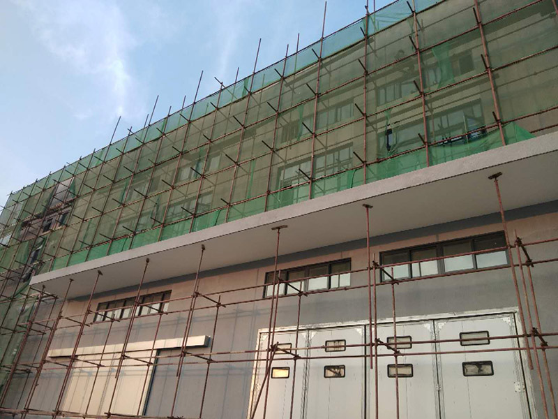 廠房外墻裝修：抹灰前基層表面的塵土，污垢，油漬等清zhi除干凈，并撒水濕潤。當抹灰總厚度≥35mm時，采取加強措施。不同材料基體交接處表面的抹灰，應采取防止開裂的加強措施。外墻抹灰工程施工前先安裝鋼木門窗框、護欄等，并應將墻上的施工孔洞堵塞密實。室內墻面，柱子面和門洞口的陰陽角應做法應符合設計要求。設計無要求時，采用1:2水泥砂漿做暗護角，其高度不低于2m，每側寬度不小于50mm。