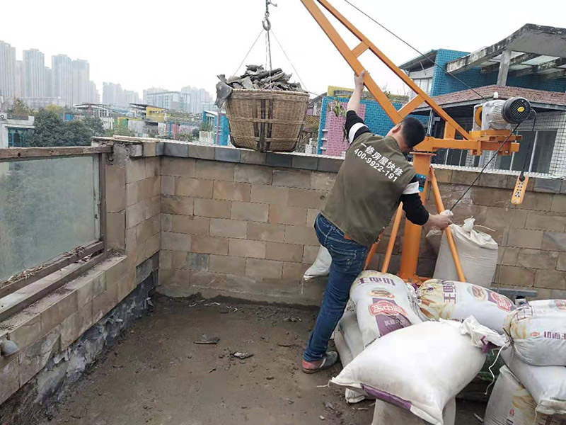 屋頂機器運建渣：建筑垃圾破碎過程通常包括建筑垃圾篩選操作，并且破碎部分的總和構成破碎的變臉流程。在粉碎過程中，通常使用兩個或三個破碎階段。兩級破碎過程分為兩部分：開放式和封閉式。建筑垃圾處理設備產(chǎn)品的破碎粒度應符合用戶要求，同時滿足要求，確保機器內(nèi)部的正常運行不受影響。在建筑垃圾處理生產(chǎn)過程中，根據(jù)垃圾處理的類型和破碎粒度，破碎階段是更重要的階段。在毀壞建筑垃圾處理設備的過程中，一般來說，建筑垃圾破碎機的破碎是由初級破碎引起的。在破碎過程的兩個階段中，大量的垃圾處理使用閉路過程來工作。