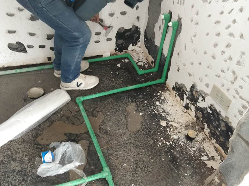 全屋裝修管道布線：第一步：材料進場與檢驗，并核對水電階段的材料品牌規(guī)格。因為就水電改造而言，劣質(zhì)的水電材料會直接影響日常使用甚至可能危害到人身和財產(chǎn)的安全。 第二步：彈線定位標記水管電線的位置，走向要求橫平豎直，然后就是開槽工作。開槽處主要是確定開槽路線，線路開槽可遵循下面三個原則：不破壞原有強電原則、不破壞防水原則，線路最短原則。通過用線的多少來確定PVC管的用料，同時也便于確定管槽的寬度。 第三步：水電布線，即"布管布線"，包括水管排布、電管布線與穿線。 第四步：水電驗收，如若有發(fā)現(xiàn)問題可做及時的修復處理，等到其他項目施工完畢，等發(fā)現(xiàn)問題再做修改就實屬不易。 第五步：封槽，水管安裝后一定要經(jīng)過注水水壓測試。一般使用水泥砂漿進行封槽。封槽的高度不能高于所在平面。封槽一定要嚴實，否則日后造成空鼓現(xiàn)象。