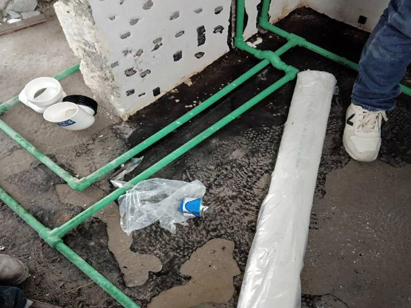 全屋裝修管道布線：第一步：材料進場與檢驗，并核對水電階段的材料品牌規(guī)格。因為就水電改造而言，劣質(zhì)的水電材料會直接影響日常使用甚至可能危害到人身和財產(chǎn)的安全。 第二步：彈線定位標記水管電線的位置，走向要求橫平豎直，然后就是開槽工作。開槽處主要是確定開槽路線，線路開槽可遵循下面三個原則：不破壞原有強電原則、不破壞防水原則，線路最短原則。通過用線的多少來確定PVC管的用料，同時也便于確定管槽的寬度。 第三步：水電布線，即"布管布線"，包括水管排布、電管布線與穿線。 第四步：水電驗收，如若有發(fā)現(xiàn)問題可做及時的修復處理，等到其他項目施工完畢，等發(fā)現(xiàn)問題再做修改就實屬不易。 第五步：封槽，水管安裝后一定要經(jīng)過注水水壓測試。一般使用水泥砂漿進行封槽。封槽的高度不能高于所在平面。封槽一定要嚴實，否則日后造成空鼓現(xiàn)象。