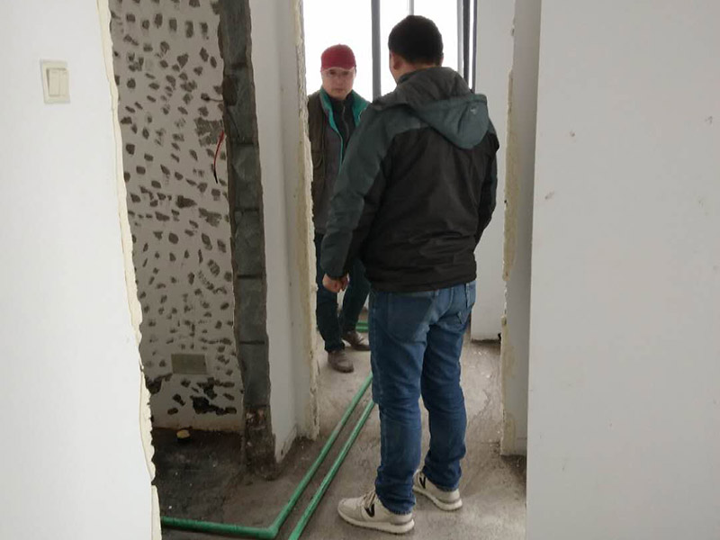 全屋裝修管道布線：第一步：材料進場與檢驗，并核對水電階段的材料品牌規(guī)格。因為就水電改造而言，劣質(zhì)的水電材料會直接影響日常使用甚至可能危害到人身和財產(chǎn)的安全。 第二步：彈線定位標記水管電線的位置，走向要求橫平豎直，然后就是開槽工作。開槽處主要是確定開槽路線，線路開槽可遵循下面三個原則：不破壞原有強電原則、不破壞防水原則，線路最短原則。通過用線的多少來確定PVC管的用料，同時也便于確定管槽的寬度。 第三步：水電布線，即"布管布線"，包括水管排布、電管布線與穿線。 第四步：水電驗收，如若有發(fā)現(xiàn)問題可做及時的修復處理，等到其他項目施工完畢，等發(fā)現(xiàn)問題再做修改就實屬不易。 第五步：封槽，水管安裝后一定要經(jīng)過注水水壓測試。一般使用水泥砂漿進行封槽。封槽的高度不能高于所在平面。封槽一定要嚴實，否則日后造成空鼓現(xiàn)象。