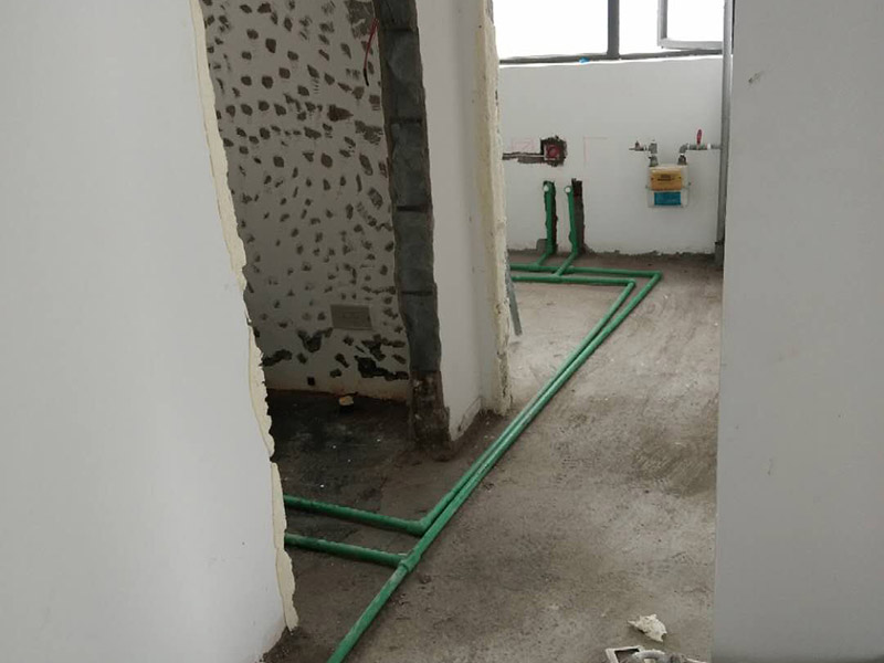 全屋裝修管道布線：第一步：材料進場與檢驗，并核對水電階段的材料品牌規(guī)格。因為就水電改造而言，劣質(zhì)的水電材料會直接影響日常使用甚至可能危害到人身和財產(chǎn)的安全。 第二步：彈線定位標記水管電線的位置，走向要求橫平豎直，然后就是開槽工作。開槽處主要是確定開槽路線，線路開槽可遵循下面三個原則：不破壞原有強電原則、不破壞防水原則，線路最短原則。通過用線的多少來確定PVC管的用料，同時也便于確定管槽的寬度。 第三步：水電布線，即"布管布線"，包括水管排布、電管布線與穿線。 第四步：水電驗收，如若有發(fā)現(xiàn)問題可做及時的修復處理，等到其他項目施工完畢，等發(fā)現(xiàn)問題再做修改就實屬不易。 第五步：封槽，水管安裝后一定要經(jīng)過注水水壓測試。一般使用水泥砂漿進行封槽。封槽的高度不能高于所在平面。封槽一定要嚴實，否則日后造成空鼓現(xiàn)象。