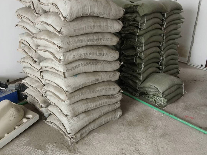 全屋裝修管道布線：第一步：材料進場與檢驗，并核對水電階段的材料品牌規(guī)格。因為就水電改造而言，劣質(zhì)的水電材料會直接影響日常使用甚至可能危害到人身和財產(chǎn)的安全。 第二步：彈線定位標記水管電線的位置，走向要求橫平豎直，然后就是開槽工作。開槽處主要是確定開槽路線，線路開槽可遵循下面三個原則：不破壞原有強電原則、不破壞防水原則，線路最短原則。通過用線的多少來確定PVC管的用料，同時也便于確定管槽的寬度。 第三步：水電布線，即"布管布線"，包括水管排布、電管布線與穿線。 第四步：水電驗收，如若有發(fā)現(xiàn)問題可做及時的修復處理，等到其他項目施工完畢，等發(fā)現(xiàn)問題再做修改就實屬不易。 第五步：封槽，水管安裝后一定要經(jīng)過注水水壓測試。一般使用水泥砂漿進行封槽。封槽的高度不能高于所在平面。封槽一定要嚴實，否則日后造成空鼓現(xiàn)象。