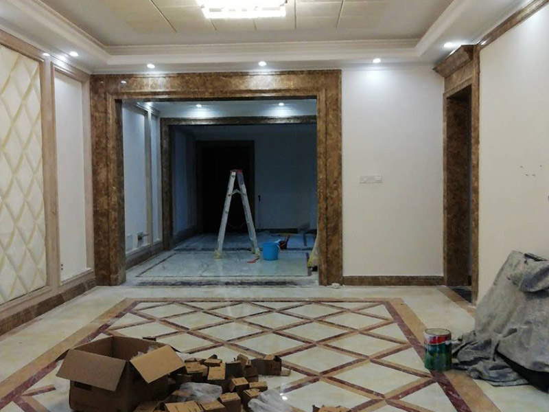 全屋裝修完成效果：老房裝修翻新不能隨便的去拆墻體，很多人覺得只有承重墻才不能隨便拆改，其實非承重墻也不可以隨便拆改，雖然是次要的承重，但是它也能起到支撐作用，所以要視情況而定，能不拆的盡量不要去拆。墻紙墻布鋪貼前，必須檢查墻面要干凈平整，墻體、墻皮表面無空鼓或松動脫落。如果有墻面8大問題，修復處理好墻體基底層。基膜等干透，時間為2小時-4小時。再一面墻陰角處開始滾刷糯米膠，滾刷好一面墻（上下粉刷均勻）后才開始貼墻布。墻紙墻布沿墻面放置，無縫接縫的必須上高度和墻面高度一致，對花拼接的墻紙墻布考慮好花樣、紋理的方向。