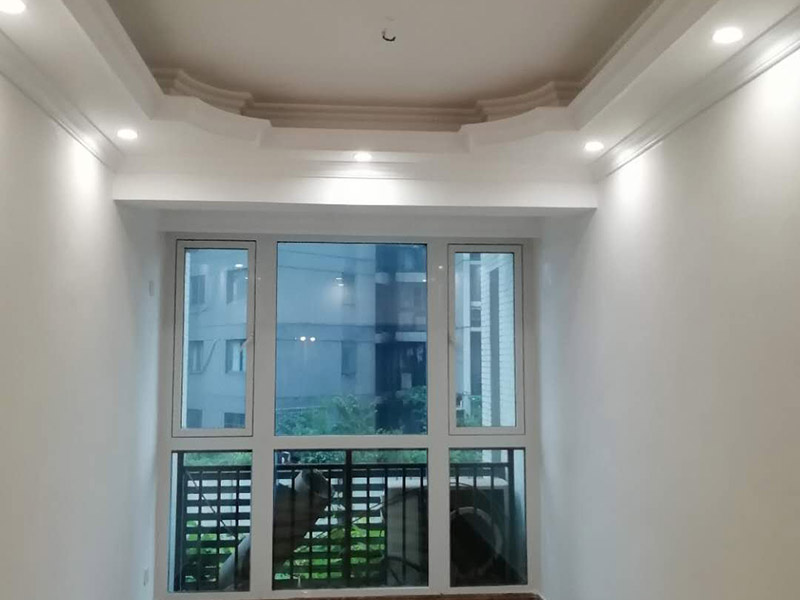 全屋裝修完成效果：老房裝修翻新不能隨便的去拆墻體，很多人覺得只有承重墻才不能隨便拆改，其實非承重墻也不可以隨便拆改，雖然是次要的承重，但是它也能起到支撐作用，所以要視情況而定，能不拆的盡量不要去拆。墻紙墻布鋪貼前，必須檢查墻面要干凈平整，墻體、墻皮表面無空鼓或松動脫落。如果有墻面8大問題，修復處理好墻體基底層。基膜等干透，時間為2小時-4小時。再一面墻陰角處開始滾刷糯米膠，滾刷好一面墻（上下粉刷均勻）后才開始貼墻布。墻紙墻布沿墻面放置，無縫接縫的必須上高度和墻面高度一致，對花拼接的墻紙墻布考慮好花樣、紋理的方向。