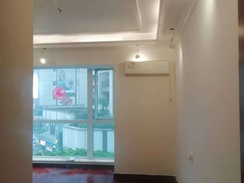 全屋裝修完成效果：老房裝修翻新不能隨便的去拆墻體，很多人覺得只有承重墻才不能隨便拆改，其實非承重墻也不可以隨便拆改，雖然是次要的承重，但是它也能起到支撐作用，所以要視情況而定，能不拆的盡量不要去拆。墻紙墻布鋪貼前，必須檢查墻面要干凈平整，墻體、墻皮表面無空鼓或松動脫落。如果有墻面8大問題，修復處理好墻體基底層。基膜等干透，時間為2小時-4小時。再一面墻陰角處開始滾刷糯米膠，滾刷好一面墻（上下粉刷均勻）后才開始貼墻布。墻紙墻布沿墻面放置，無縫接縫的必須上高度和墻面高度一致，對花拼接的墻紙墻布考慮好花樣、紋理的方向。