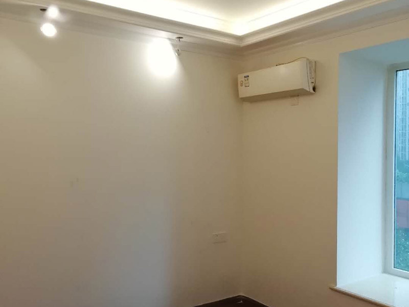 全屋裝修完成效果：老房裝修翻新不能隨便的去拆墻體，很多人覺得只有承重墻才不能隨便拆改，其實非承重墻也不可以隨便拆改，雖然是次要的承重，但是它也能起到支撐作用，所以要視情況而定，能不拆的盡量不要去拆。墻紙墻布鋪貼前，必須檢查墻面要干凈平整，墻體、墻皮表面無空鼓或松動脫落。如果有墻面8大問題，修復處理好墻體基底層。基膜等干透，時間為2小時-4小時。再一面墻陰角處開始滾刷糯米膠，滾刷好一面墻（上下粉刷均勻）后才開始貼墻布。墻紙墻布沿墻面放置，無縫接縫的必須上高度和墻面高度一致，對花拼接的墻紙墻布考慮好花樣、紋理的方向。