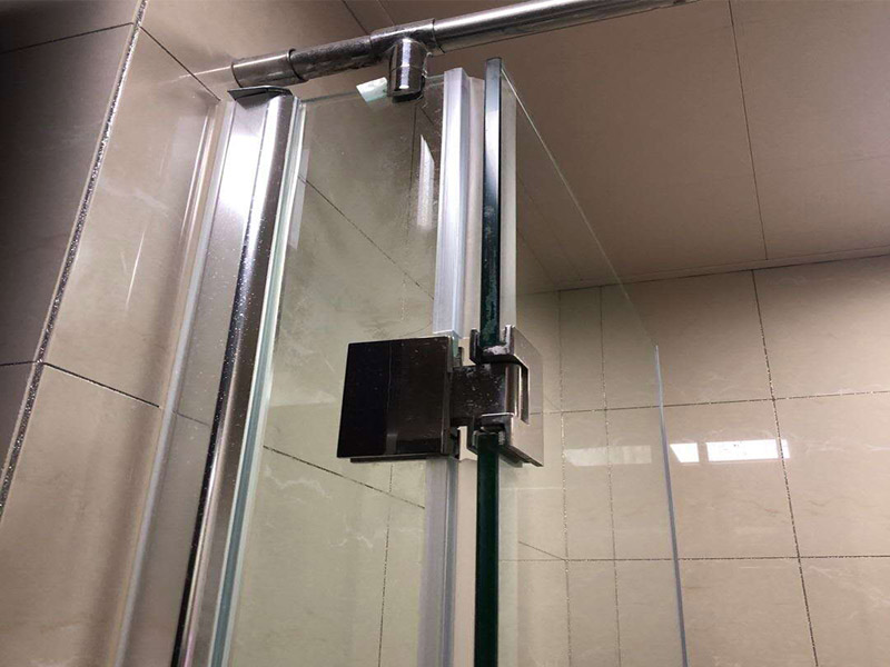 淋浴房拆除案例：1、搬運時，淋浴房水平搬運易使玻璃破碎，需要垂直且要兩人以上同時進行搬運，且注意避免和硬物碰撞。 2、淋浴房包裝開拆后請把玻璃豎直靠墻平穩放置，水平放置或不平整放置都可能造成玻璃破損，造成財產損失或人身傷害。 3、使用密封硅膠時，不要把硅膠涂在亞克力潔具表面。如果不小心涂上少許切記不要急于去擦拭，這樣更難清除，要等其固化后輕輕揭去，禁止用硬物刮擦，不然會導致表面損壞。底盆安裝以后，要在硅膠全部固化后再使用(硅膠固化時間為24小時)。