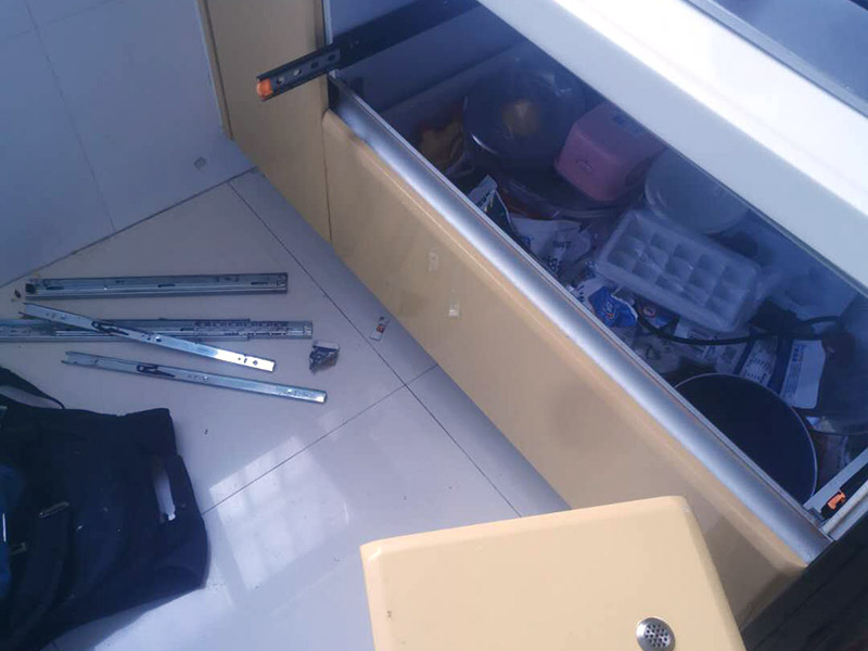 櫥柜滑軌安裝:確定櫥柜長度，合理選擇滑道的尺寸;輕拆內軌，注意不要損壞,將外軌和中軌安裝到抽屜的兩側,之后將櫥柜裝入箱體；櫥柜的滑軌一般來說長度應該和抽屜抽拉的長度相當，如果滑軌過短，那么櫥柜就達不到最大的開合，如果過長，就造成了無法安裝。櫥柜拉籃的安裝其實與櫥柜的安裝沒太大的區別,就是把滑軌安裝好后將拉籃裝上就可以了,這里應注意拉籃的水平性,不可以兩遍高低不同。