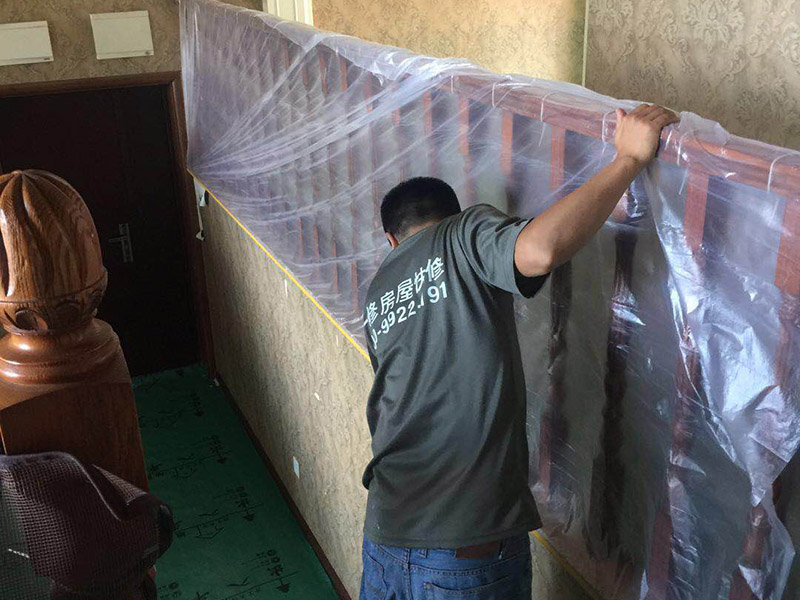家具樓梯地面保護方案:入戶門的保護 入戶門是各種裝修物料進場以及各種建筑裝修垃圾清理的必經之路，這些物品在搬運的過程中，與入戶門發生磕碰、摩擦的機率大大增加，所以，第一個需要做好成品保護的地方就是入戶門。建議：在裝修開工前直到家具進場期間，都需要對入戶門進行保護！對于這一點，可以使用成品保護膜將門包裹。  二、水電改造時的保護 水電改造屬于隱蔽工程之一，是基礎裝修，其施工的質量好壞，對于后期的施工和使用起著非常重要的作用。當水電改造完成后，對各種管線進行規范的固定，防止脫落，對裸露的線頭進行包裹，防止發生觸電的危險，地面裸露的線管，做好固定和保護，防止被踩壞，在搬運各種物料的時候不要破壞地面所布的管線。 建議水電改造的成品保護別忽視! 1、電路改造的時候，能開槽的地方盡量開槽。 2、不能開槽的地方一定要做好固定和保護。 3、下水管要封好。 4、對裸露的線頭盡量進行包裹。