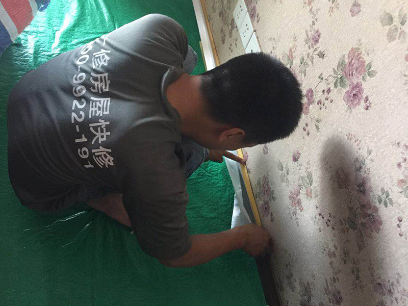 家具樓梯地面保護方案:入戶門的保護 入戶門是各種裝修物料進場以及各種建筑裝修垃圾清理的必經之路，這些物品在搬運的過程中，與入戶門發生磕碰、摩擦的機率大大增加，所以，第一個需要做好成品保護的地方就是入戶門。建議：在裝修開工前直到家具進場期間，都需要對入戶門進行保護！對于這一點，可以使用成品保護膜將門包裹。  二、水電改造時的保護 水電改造屬于隱蔽工程之一，是基礎裝修，其施工的質量好壞，對于后期的施工和使用起著非常重要的作用。當水電改造完成后，對各種管線進行規范的固定，防止脫落，對裸露的線頭進行包裹，防止發生觸電的危險，地面裸露的線管，做好固定和保護，防止被踩壞，在搬運各種物料的時候不要破壞地面所布的管線。 建議水電改造的成品保護別忽視! 1、電路改造的時候，能開槽的地方盡量開槽。 2、不能開槽的地方一定要做好固定和保護。 3、下水管要封好。 4、對裸露的線頭盡量進行包裹。