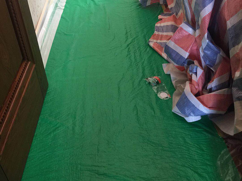 家具樓梯地面保護方案:入戶門的保護 入戶門是各種裝修物料進場以及各種建筑裝修垃圾清理的必經之路，這些物品在搬運的過程中，與入戶門發生磕碰、摩擦的機率大大增加，所以，第一個需要做好成品保護的地方就是入戶門。建議：在裝修開工前直到家具進場期間，都需要對入戶門進行保護！對于這一點，可以使用成品保護膜將門包裹。  二、水電改造時的保護 水電改造屬于隱蔽工程之一，是基礎裝修，其施工的質量好壞，對于后期的施工和使用起著非常重要的作用。當水電改造完成后，對各種管線進行規范的固定，防止脫落，對裸露的線頭進行包裹，防止發生觸電的危險，地面裸露的線管，做好固定和保護，防止被踩壞，在搬運各種物料的時候不要破壞地面所布的管線。 建議水電改造的成品保護別忽視! 1、電路改造的時候，能開槽的地方盡量開槽。 2、不能開槽的地方一定要做好固定和保護。 3、下水管要封好。 4、對裸露的線頭盡量進行包裹。