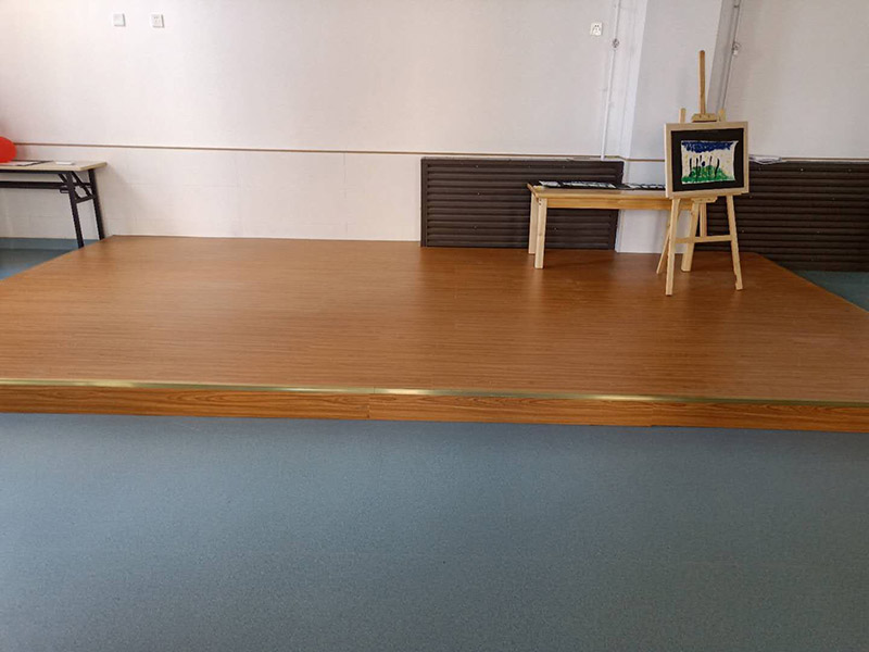 舊地板更換鋪裝：無論再好的實木地板用久了都會出現(xiàn)不平整的情況，舊地板翻新要用粗砂對地板進行打磨，將舊地板外層去掉1-2毫米，這個最好要請專業(yè)的師傅來做，特別是轉(zhuǎn)角位置。打磨后視覺上實木地板是非常平整的，其實略有高低不平。為了避免影響翻新效果，一般建議用戶在實木地板上刮涂一遍填泥，然后等填泥干透再執(zhí)行下步操作。再經(jīng)歷過打磨、填泥后實木地板看上去非常新了，但在光線較好下可發(fā)現(xiàn)：地板顏色不均勻。這時候需要對地板進行調(diào)色。用配套的底漆在地板上再涂抹一層，效果會好很多。