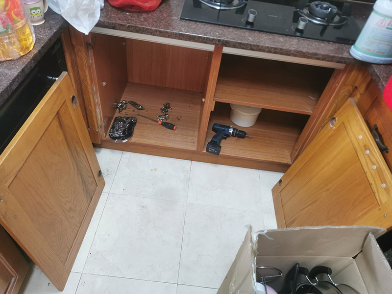 櫥柜門五金安裝：首先將鉸鏈固定在我們的柜門的一邊。注意齊平，一般是有預留孔的。之后將柜門豎直放在柜子的頂頭，兩邊用卡紙塞好預留位置。之后先釘上橫向可以移動的螺絲口，一個鉸鏈裝一個。通過移動將柜門控制在柜子的中央位置。保證開關方便。之后將所有的螺絲孔釘上螺絲，扭緊。之后開始調整。