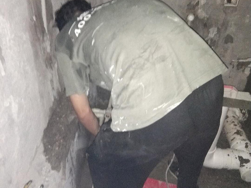 衛(wèi)生間管道打壓安裝：其使用方法是把冷熱水管用軟管連接在一起這個(gè)冷熱水形成一個(gè)圈，成一根管了，試壓器接在任何一個(gè)出水口都可以這時(shí)的壓力指針是0個(gè)壓。當(dāng)所有水管通路全部焊接好后才可以試壓，在測(cè)壓前要封堵所有的堵頭，關(guān)閉進(jìn)水總管的閥門(mén)。測(cè)壓時(shí)，搖動(dòng)千斤頂?shù)膲簵U直到壓力表的指針指向0.9-1.0左右，也就是說(shuō)現(xiàn)在的壓力是正常水壓的3倍保持這個(gè)壓力值一定時(shí)間。不同的水管測(cè)壓時(shí)間不一樣，PPR、鋁塑PPR、鋼塑PPR等焊接管是30分鐘（只能超出不能少）。鋁塑管就是銅接頭的那種，它的時(shí)間是4個(gè)小時(shí)（半個(gè)工作日）。鍍鋅管是4個(gè)小時(shí)也是半個(gè)工作日。