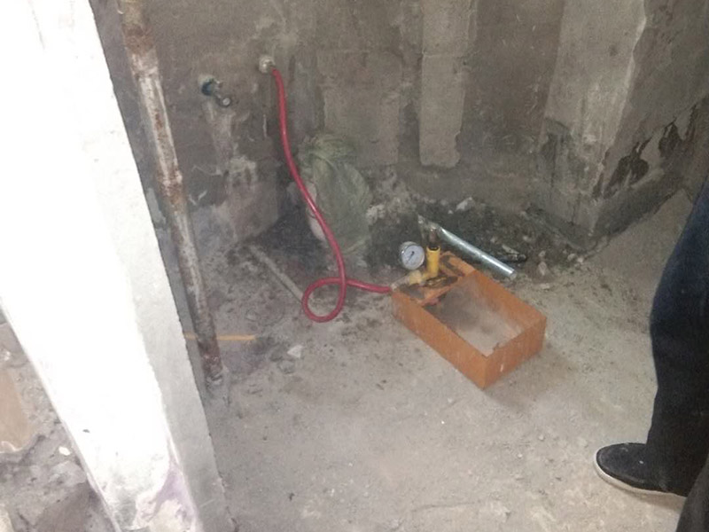 衛(wèi)生間管道打壓安裝：其使用方法是把冷熱水管用軟管連接在一起這個(gè)冷熱水形成一個(gè)圈，成一根管了，試壓器接在任何一個(gè)出水口都可以這時(shí)的壓力指針是0個(gè)壓。當(dāng)所有水管通路全部焊接好后才可以試壓，在測(cè)壓前要封堵所有的堵頭，關(guān)閉進(jìn)水總管的閥門(mén)。測(cè)壓時(shí)，搖動(dòng)千斤頂?shù)膲簵U直到壓力表的指針指向0.9-1.0左右，也就是說(shuō)現(xiàn)在的壓力是正常水壓的3倍保持這個(gè)壓力值一定時(shí)間。不同的水管測(cè)壓時(shí)間不一樣，PPR、鋁塑PPR、鋼塑PPR等焊接管是30分鐘（只能超出不能少）。鋁塑管就是銅接頭的那種，它的時(shí)間是4個(gè)小時(shí)（半個(gè)工作日）。鍍鋅管是4個(gè)小時(shí)也是半個(gè)工作日。