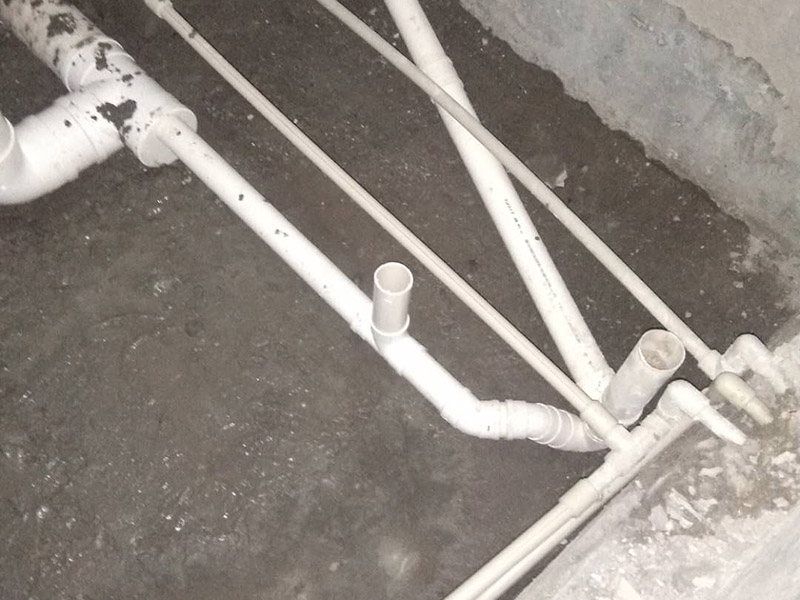 衛(wèi)生間管道打壓安裝：其使用方法是把冷熱水管用軟管連接在一起這個(gè)冷熱水形成一個(gè)圈，成一根管了，試壓器接在任何一個(gè)出水口都可以這時(shí)的壓力指針是0個(gè)壓。當(dāng)所有水管通路全部焊接好后才可以試壓，在測(cè)壓前要封堵所有的堵頭，關(guān)閉進(jìn)水總管的閥門(mén)。測(cè)壓時(shí)，搖動(dòng)千斤頂?shù)膲簵U直到壓力表的指針指向0.9-1.0左右，也就是說(shuō)現(xiàn)在的壓力是正常水壓的3倍保持這個(gè)壓力值一定時(shí)間。不同的水管測(cè)壓時(shí)間不一樣，PPR、鋁塑PPR、鋼塑PPR等焊接管是30分鐘（只能超出不能少）。鋁塑管就是銅接頭的那種，它的時(shí)間是4個(gè)小時(shí)（半個(gè)工作日）。鍍鋅管是4個(gè)小時(shí)也是半個(gè)工作日。