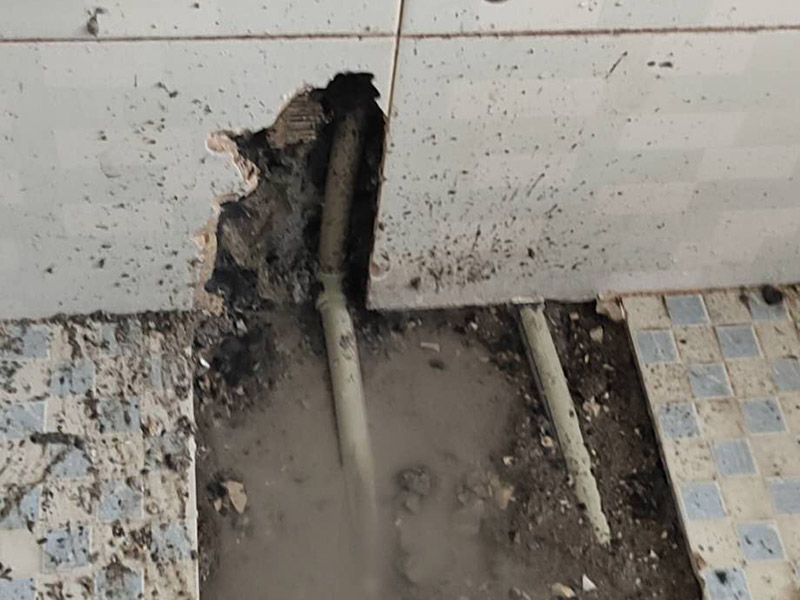 衛(wèi)生間地面貼磚:先選材料，將水泥與少量建筑膠混合拌勻，做成粘貼劑。把粘貼劑用鏟刀鏟到地面刮平后將瓷磚鋪上，再用鏟刀壓實(shí)，這樣自上而下或自左而右的一排排粘貼即可。全部鋪完后，用白水泥漿美縫，把瓷磚間的間隙填實(shí)，這樣就完成了