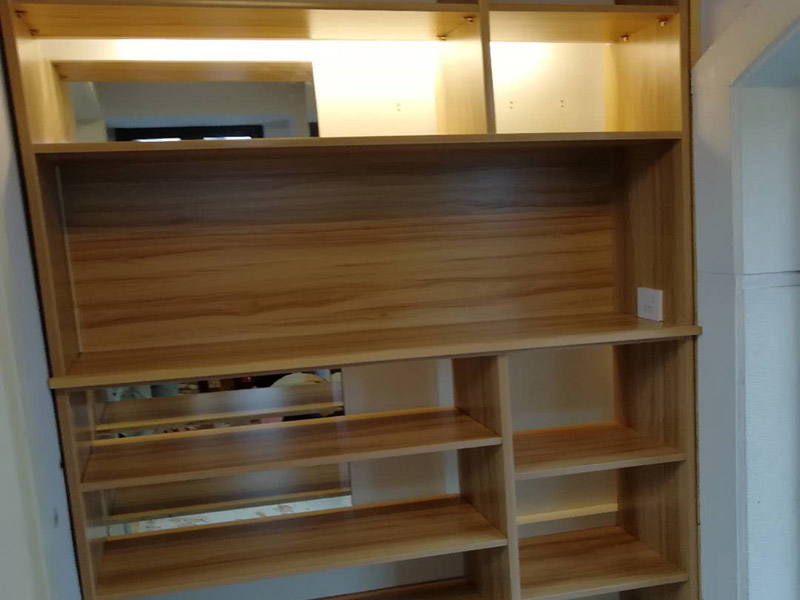 鞋柜現場安裝：方法有三種，一是，找會的朋友，二是，請師傅，三是自己裝，一般簡易一點的是可以自己裝的，但是設計比較復雜的鞋柜就得找專業的師傅了，特別是價格相對昂貴的材質做的鞋柜，為了避免安裝過程中有破壞性的行為發生，就應該找專業安裝鞋柜的師傅。