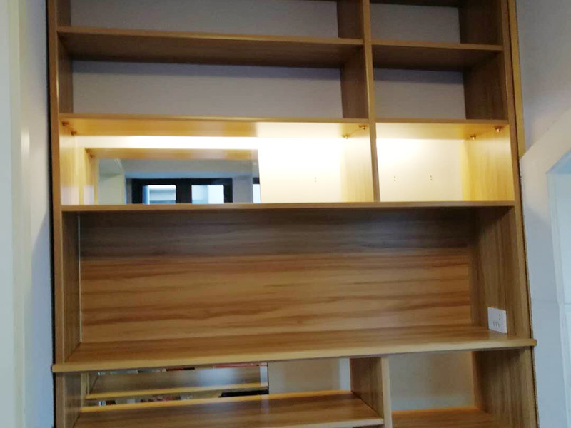 鞋柜現場安裝：方法有三種，一是，找會的朋友，二是，請師傅，三是自己裝，一般簡易一點的是可以自己裝的，但是設計比較復雜的鞋柜就得找專業的師傅了，特別是價格相對昂貴的材質做的鞋柜，為了避免安裝過程中有破壞性的行為發生，就應該找專業安裝鞋柜的師傅。