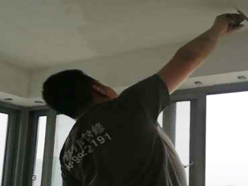 陽臺頂面修補膩子：刮膩子對不同的墻體有著不同的要求，像比較常見的混凝土的墻面，會出現一些氣孔與鼓起的現象，所以就要先把墻面修平整掉，磨平凸起處，填補凹陷處。如果是預制混凝土的墻面，那么它的表面層就會有一些砂礫與疙瘩的現象，這個時候就需要專業的施工人員，使用用鋼絲刷把墻面整體的刷一遍。 基層做好處理后，墻面還是會有一些凹陷的地方，這個時候就可以用石膏膩子來補平。將石膏膩子壓實凹陷處，橫抹豎起的地方再重新刮一遍，這樣來確保墻面的平整。 墻面上可能會有油污等這些東西，所以需要涂刷一下火堿水溶液，不過在涂刷時一定要注意，一邊涂刷一邊就要拿清水清洗墻面，這樣不僅可以加快一點速度，而且效果也好。 刮膩子之前，噴刷一遍粘結劑，就可以開始刮膩子了。在刮膩子的時候注意，避免留下浮膩子以及刮痕，防止膩子上沾上灰塵、砂礫等雜物，然后按照規范刮就可以了。