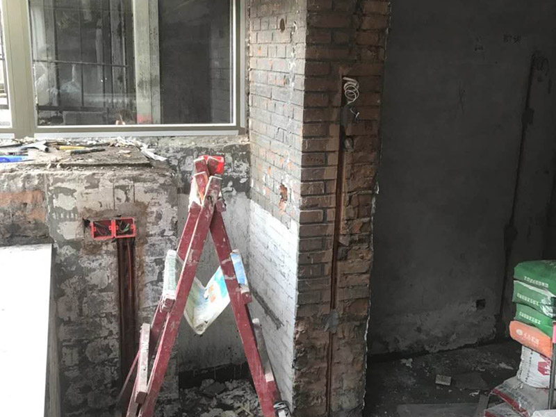 陽臺電路改造：施工之前，首先要繪制電路布線圖，通常設計師都會提供相應的圖紙，布線圖是電路改造的基礎，整個空間的電路管線位置必須按照布線圖的設計嚴格執(zhí)行。根據(jù)布線圖的要求，經(jīng)過精細測量，確定管線走向、標高和開關(guān)、插座、燈具等設備的位置，并用墨盒線進行表示。 最后，確定主要電器的位置嗎，并在相應位置上做好標記，電器定位主要需要注意空調(diào)定位、排氣扇、熱水器的定位，電視、電話、網(wǎng)線的定位。