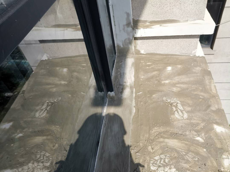 窗戶外墻防水維修:首先在對防水墻處理的時候一定要對墻體進行檢查，看一看墻體有什么裂縫，或者不均勻的地方，這些地方需要處理過后才能對墻體進行防水處理。嚴禁在墻面上留下空，裂縫，凹凸不平等問題，而且在外部進入室內(nèi)的管子穿過墻體的也要做好密封性。找平層施工應該注意以下注意事項。 ⑴砂漿應嚴格按配比進行，嚴格計量，控制水灰比，嚴禁施工過程中隨意摻水； ⑵對抹灰砂漿應分層抹灰，尤其是高層建筑，局部外墻抹灰較厚，這就需要進行分層批灰，每層抹灰厚度不應超過2㎝，如厚度過大，在分層處應設鋼絲網(wǎng)； ⑶批灰砂漿可用聚合物防水砂漿； ⑷外墻抹灰腳手架拉接筋等，應切割后，喇叭口抹實壓平，定漿后，可用鐵抹子切成反搓，然后再刷一道素水泥漿。