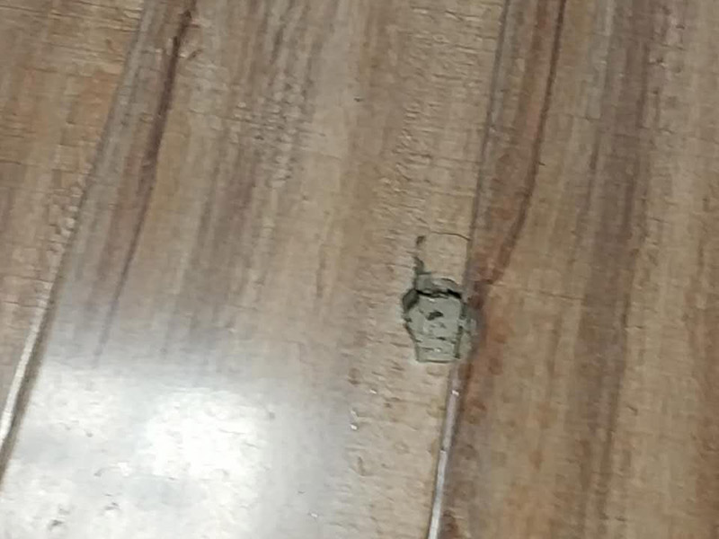 地板修復維修:一種是漆面修復;一種是局部破壞，重裝修復;另外一種是整體重裝修復。這些修復方式各有利弊，選擇時要區別對待，除了重新鋪裝，但比較耗時、耗力以外，任何一種修復方式都不能使地板或地磚恢復如初。 可以用有新榫頭小片地板在接口上來回滑動，找出殘留膠跡并清除，以保證修復后的地板美觀，同樣需要注意的是不要損壞周圍的榫槽;接下來處理新地板，鋸掉新地板槽口一邊的下半部分并清理干凈整個榫槽，注意預留一些空間，因外涂抹膠水后會占用一定的空間;最后將新地板安裝到需要替換的位置，將原四周地板榫頭涂滿膠水，并在新地板榫槽處也施上膠水，然后放在起下廢板塊的空隙處，先將長邊榫舌與短邊榫舌的一角嵌入原四周地板的槽口邊，再用手按下槽口一邊，并墊木塊以專用工具輕輕砸入，注意安裝前先比一下長度是否一致，如果新板長了，可以修短一點，短了就只有拆裝整條地板了。