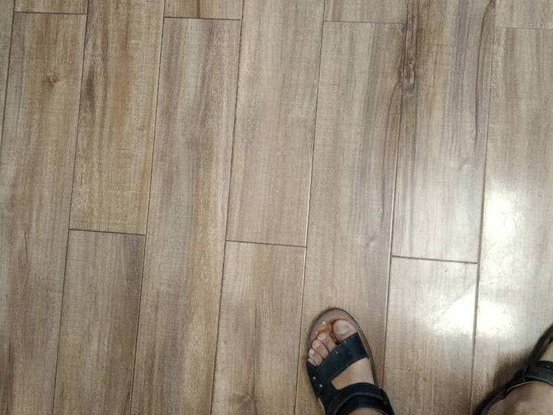 地板修復維修:一種是漆面修復;一種是局部破壞，重裝修復;另外一種是整體重裝修復。這些修復方式各有利弊，選擇時要區別對待，除了重新鋪裝，但比較耗時、耗力以外，任何一種修復方式都不能使地板或地磚恢復如初。 可以用有新榫頭小片地板在接口上來回滑動，找出殘留膠跡并清除，以保證修復后的地板美觀，同樣需要注意的是不要損壞周圍的榫槽;接下來處理新地板，鋸掉新地板槽口一邊的下半部分并清理干凈整個榫槽，注意預留一些空間，因外涂抹膠水后會占用一定的空間;最后將新地板安裝到需要替換的位置，將原四周地板榫頭涂滿膠水，并在新地板榫槽處也施上膠水，然后放在起下廢板塊的空隙處，先將長邊榫舌與短邊榫舌的一角嵌入原四周地板的槽口邊，再用手按下槽口一邊，并墊木塊以專用工具輕輕砸入，注意安裝前先比一下長度是否一致，如果新板長了，可以修短一點，短了就只有拆裝整條地板了。