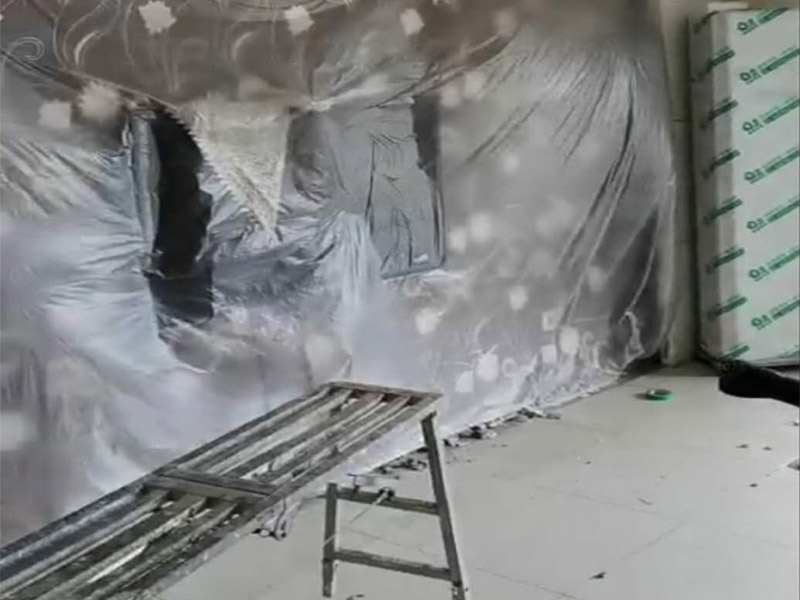 客廳地磚拆除翻新:首先我們應查看原有磚的現狀，若出現局部破損、出現多處發出咚咚聲或掉落、嚴重污跡，針對這樣的情況我們必須拆除更換，因為簡單的去修補達不到好的效果了，因為如果你只想換其中的幾塊磚，很難選到顏色、型號和款式一致的地磚。