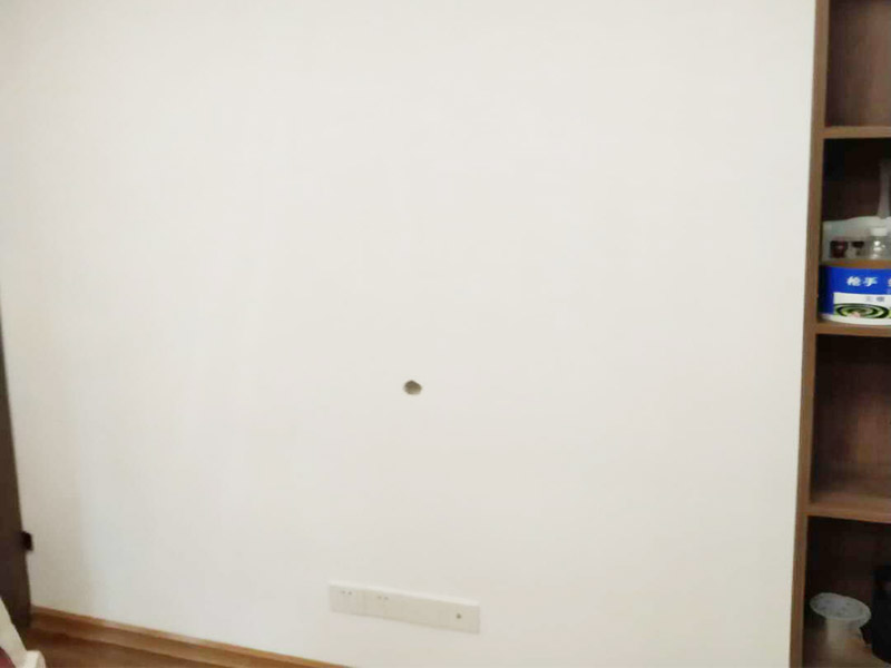 電視背景墻裝修：首先需要量背景墻的尺寸，然后記錄下來，可以去網上或者實體店購買墻布。要注意尺寸要留有余地，才能進行處理。要對貼墻布的墻面先進行處理，墻面如果是剛做好的水泥漆，干了就可以操作。如果是普通的墻面，需要先做基膜。把購買來的墻布展開，然后站到梯椅上，把墻布對角貼上去。要注意張貼的平整，不能一邊高一邊低。用手按壓住墻布，然后用刮片把墻布刮平。刮角落的時候，要注意用力刮平，不要有褶皺或者翹角。墻布刮好后，要用鋒利的刀片，進行修邊處理，電線孔也要用刀片割開。修邊好后，也要用刮片再刮一遍。裁剪邊框的墻紙，按照同樣步驟張貼。張貼好后，用布擦一下，防止膠水沾住。查看張貼效果，關上窗戶。