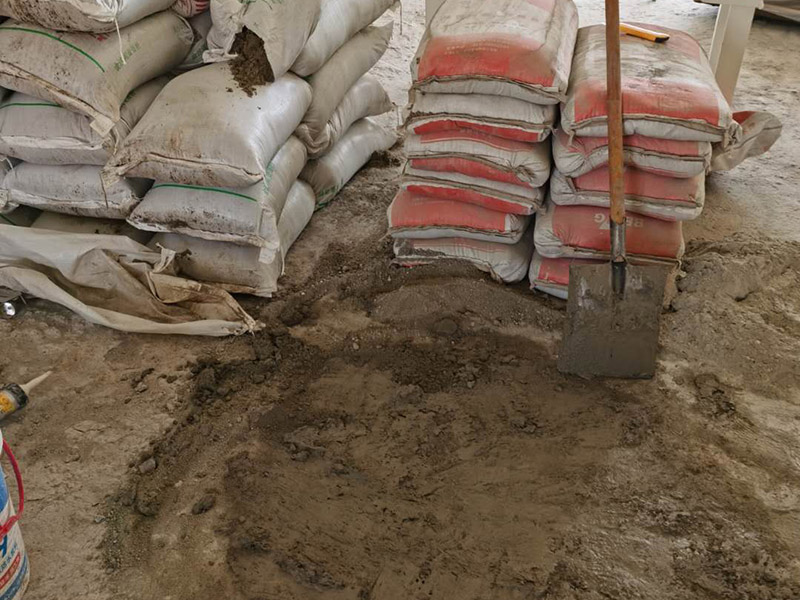 客廳瓷磚鋪貼:鋪貼前，先將所鋪平面表面的塵土、雜物等徹底清掃干凈，平面不能有空鼓、開裂和起砂等現象，如果存在這些現象，要先進行修復處理，在鋪設瓷磚。鋪設地磚施工前，要先在地面彈出十字線，從而控制地磚分隔尺寸。然后要選用1:3干硬性水泥砂漿，砂漿的厚度要在25mm左右。把瓷磚按照要求放在水泥砂漿上，用橡皮錘輕輕敲擊瓷磚的表面，直至瓷磚鋪貼平整。鋪貼完瓷磚后，要進行勾縫處理，先清理干凈瓷磚縫隙里的雜質，再用專用填縫劑進行勾縫處理。