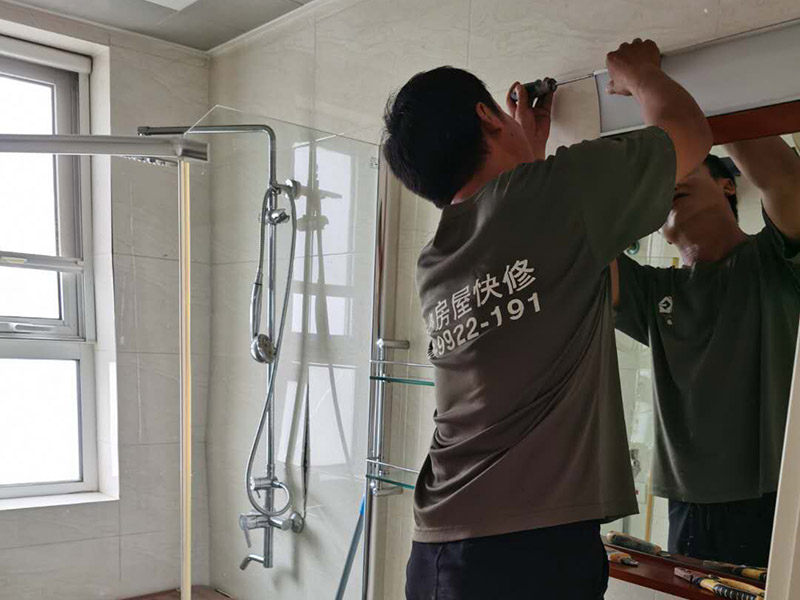 衛(wèi)生間拆除重裝：拆卸衛(wèi)生間用具，如洗手盆、鏡面、掛鉤、熱水器等，最后拆下天花板。根據(jù)施工隊(duì)伍的施工習(xí)慣，可以在磚塊敲擊所有墻壁之前均勻地移除衛(wèi)生間固定裝置，或者可以將磚塊穿插在磚塊中。 并非所有的衛(wèi)生器具都需要立即拆卸，并且在敲擊磚塊后留下馬桶的拆卸。為了避免在敲擊磚時掉落的瓷磚，排水管損壞，或者掉入排水管中導(dǎo)致結(jié)垢。但是，如果您需要保留馬桶，可以在施工前使用木板或堅(jiān)固的材料，并將其放在馬桶上以防止瓷磚掉落。 拆除衛(wèi)生間用具后，應(yīng)將外露的電線芯用絕緣膠帶捆扎，以免造成安全隱患，導(dǎo)致施工人員受到電擊傷害，或電池芯可能被水短路。