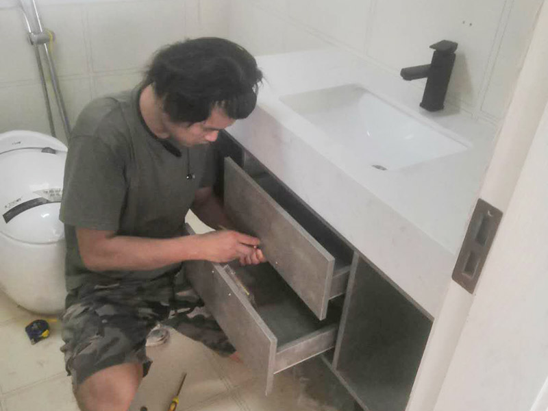 浴室柜及燈具安裝：安裝前，檢查零配件是否齊全。安裝三角閥，確保冷熱進水管保持齊平。測量距離，安裝下水管。涂抹膠水要均勻，確保管與管間連接緊密。安裝柜角，看所有角是否在同一水平。裝好后可做適當的調整。將浴室柜靠墻放好。看進出水管位置是否得當，不合適時需做一定改動。安裝臺盆的龍頭。龍頭最好與浴室柜配套購買，這樣出水角度較為適合。用螺母固定臺盆龍頭。固定時一只手要扶好龍頭，以免裝好后位置偏離。將裝好龍頭的臺盆放在浴室柜上，調整位置到最佳為止。連接臺盆的進出水管及下水，長度適當，位置合理。裝好柜體的把手，并進行適