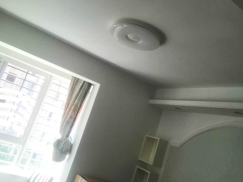 浴室柜及燈具安裝：安裝前，檢查零配件是否齊全。安裝三角閥，確保冷熱進水管保持齊平。測量距離，安裝下水管。涂抹膠水要均勻，確保管與管間連接緊密。安裝柜角，看所有角是否在同一水平。裝好后可做適當的調整。將浴室柜靠墻放好。看進出水管位置是否得當，不合適時需做一定改動。安裝臺盆的龍頭。龍頭最好與浴室柜配套購買，這樣出水角度較為適合。用螺母固定臺盆龍頭。固定時一只手要扶好龍頭，以免裝好后位置偏離。將裝好龍頭的臺盆放在浴室柜上，調整位置到最佳為止。連接臺盆的進出水管及下水，長度適當，位置合理。裝好柜體的把手，并進行適