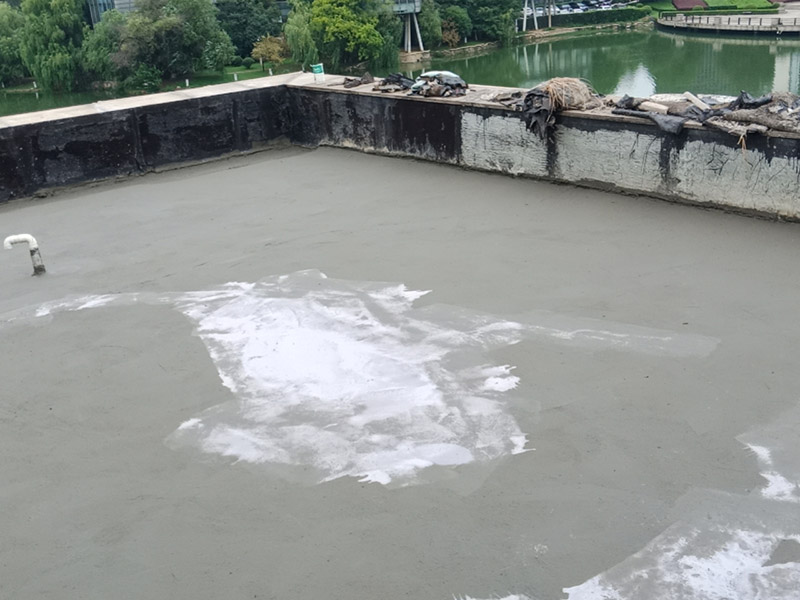 樓頂防水施工：樓頂防水施工之前，首先要確定樓頂是否能夠正常排水，如果可以才能進(jìn)行防水施工；若樓頂設(shè)有比較多的漏水點(diǎn)，可以先在樓頂鋪一層卷材防水材料，鋪完別忘了還要再鋪一層保護(hù)層;在樓頂出現(xiàn)裂縫的情況下，應(yīng)先用堵漏材料修補(bǔ)裂縫，然后在裂縫四周涂抹一層水泥基防水涂料，再用水泥砂漿做一個(gè)保護(hù)層。