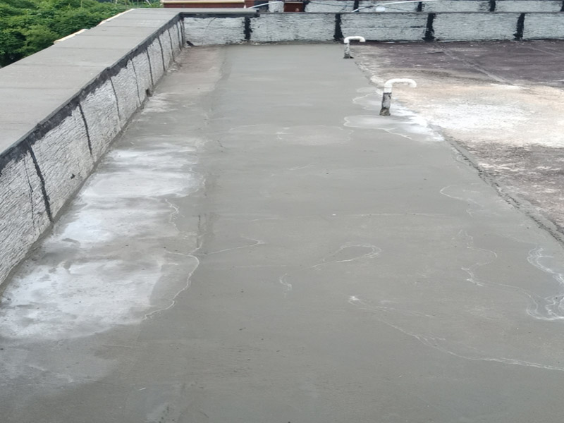 樓頂防水施工：樓頂防水施工之前，首先要確定樓頂是否能夠正常排水，如果可以才能進(jìn)行防水施工；若樓頂設(shè)有比較多的漏水點(diǎn)，可以先在樓頂鋪一層卷材防水材料，鋪完別忘了還要再鋪一層保護(hù)層;在樓頂出現(xiàn)裂縫的情況下，應(yīng)先用堵漏材料修補(bǔ)裂縫，然后在裂縫四周涂抹一層水泥基防水涂料，再用水泥砂漿做一個(gè)保護(hù)層。