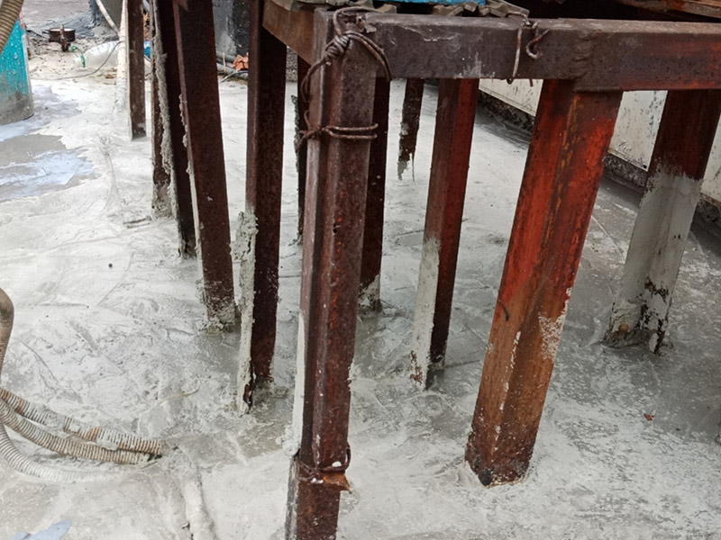 樓頂防水施工：樓頂防水施工之前，首先要確定樓頂是否能夠正常排水，如果可以才能進(jìn)行防水施工；若樓頂設(shè)有比較多的漏水點(diǎn)，可以先在樓頂鋪一層卷材防水材料，鋪完別忘了還要再鋪一層保護(hù)層;在樓頂出現(xiàn)裂縫的情況下，應(yīng)先用堵漏材料修補(bǔ)裂縫，然后在裂縫四周涂抹一層水泥基防水涂料，再用水泥砂漿做一個(gè)保護(hù)層。