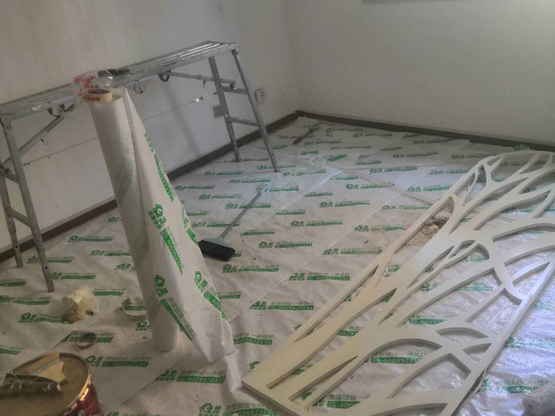 全屋成品保護方案：入戶門扇用公司統一的門貼進行全面包裹保護，用透明膠帶將保護膜粘貼牢固平整。用標準保護膜將門框三面保護完整并固定牢固。工程完工后拆除保護膜時如果有粘貼時的膠痕，應用酒精或專用的清污劑清除膠痕。 水電施工前，除必須用的開關和每個房間留一個施工用電插座，將其它開關面板、插座全部拆除后保管好。對已拆除的開關面板、插座線盒用藍色保護蓋進行保護。墻面批刮墻襯時，將藍色保護蓋拆除，批刮完后將保護蓋安裝好。墻面鋪貼瓷磚時，將藍色保護蓋拆除，待貼完瓷磚后將保護蓋安裝好。